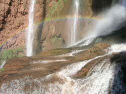 Arc-en-ciel près des cascades