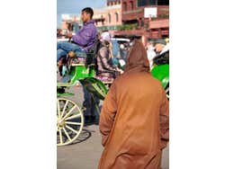Un homme se promenant dans la rue
