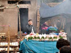 Aghbalou, vendeur sur le marché traditionnel